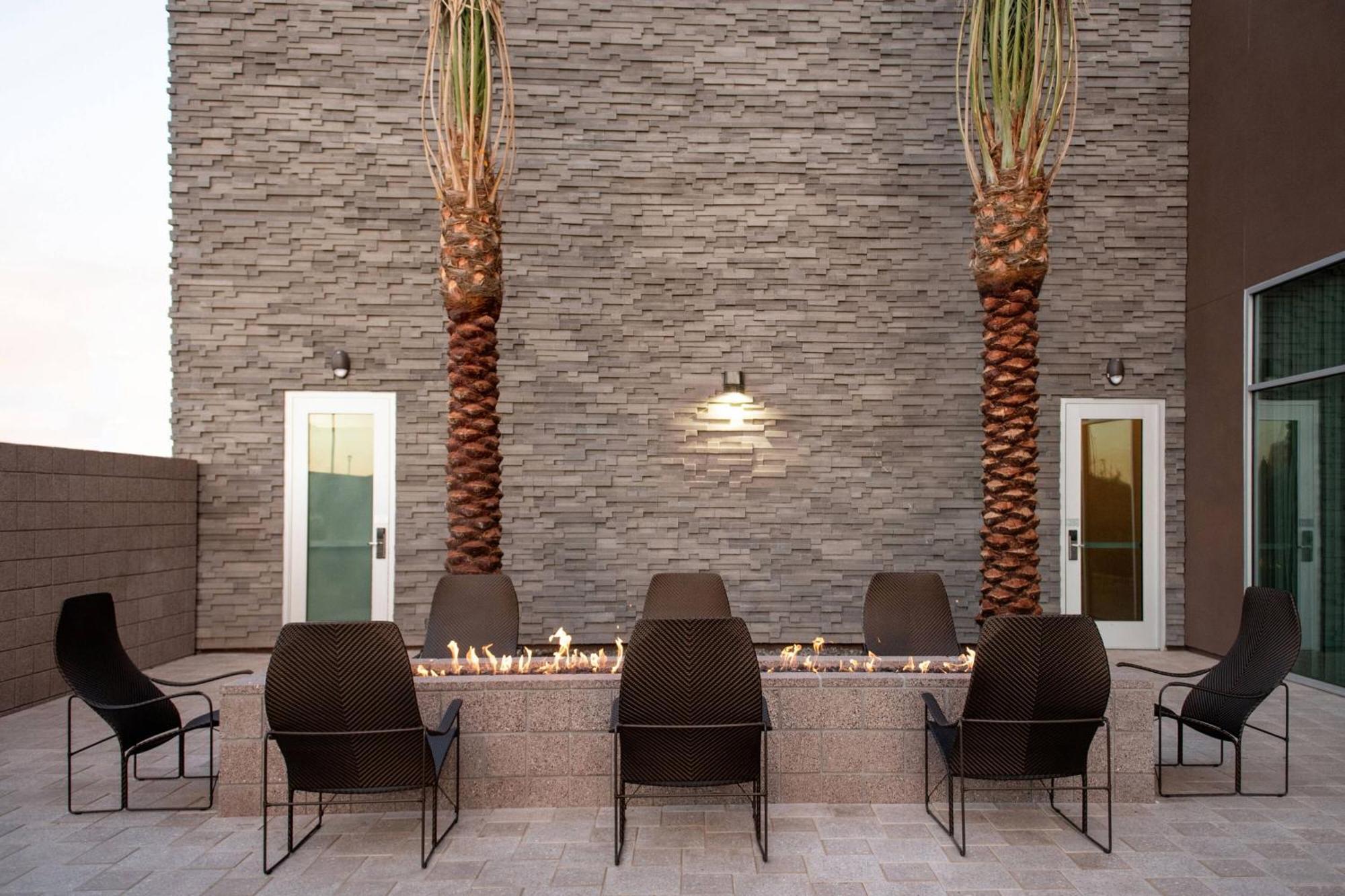 Courtyard By Marriott Mesa At Wrigleyville West Exteriör bild