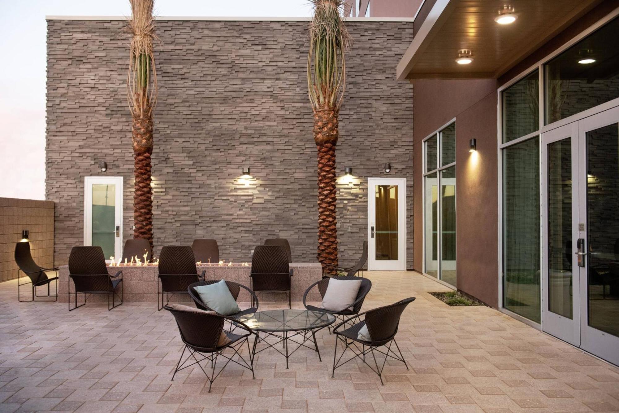 Courtyard By Marriott Mesa At Wrigleyville West Exteriör bild